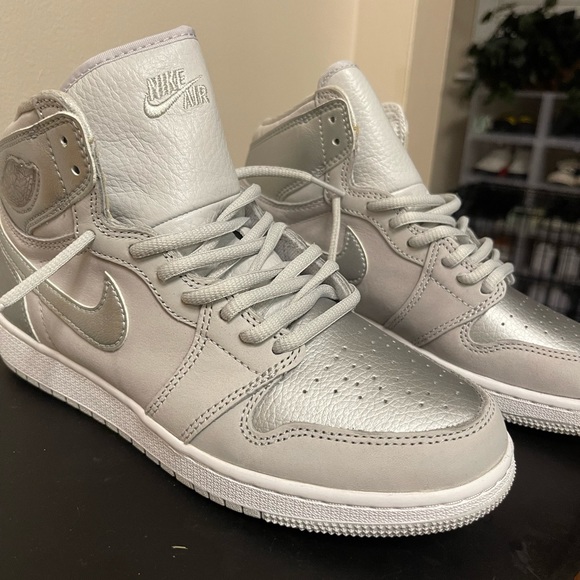 Jordan Shoes - Jordan 1 Retro High
CO Japan Neutral Grey (GS)